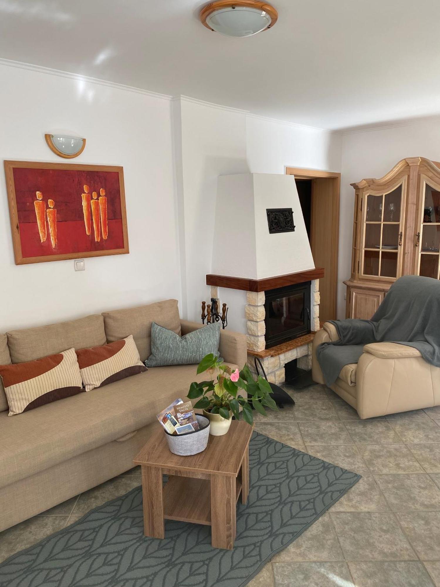 Haus Lucia Lägenhet Eger Exteriör bild